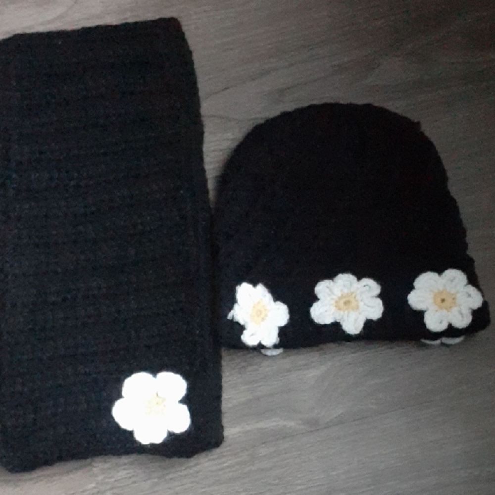 Crochet Daisy Hat & Scarf Set - Picture 3 of 10